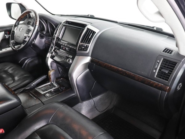 Toyota Land Cruiser 200